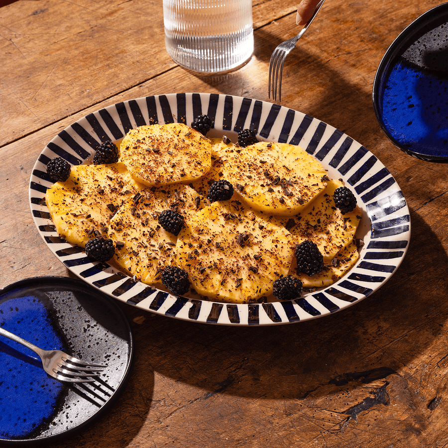 Le plat de présentation, en bleu nuit