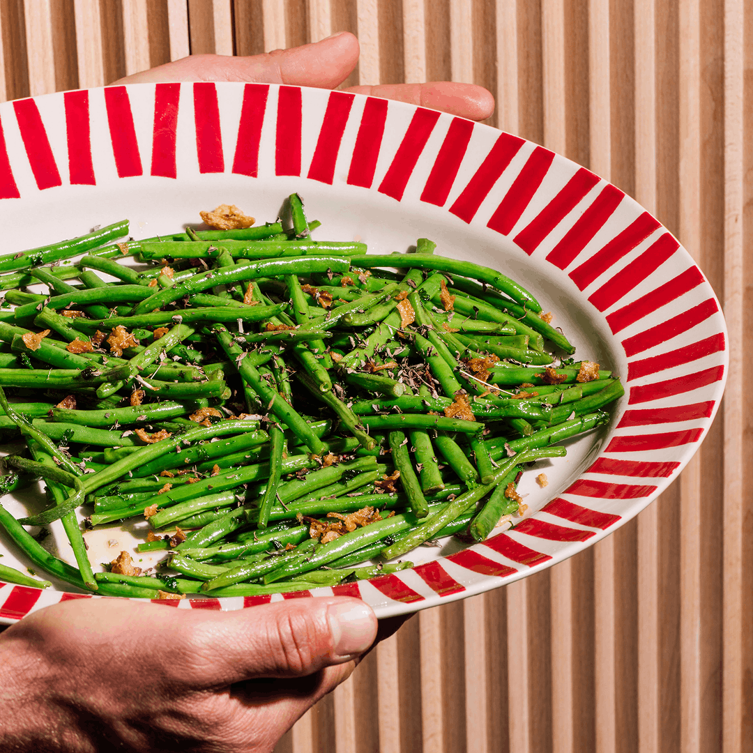 Le plat de présentation, en rouge carmin
