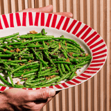 Le plat de présentation, en rouge carmin