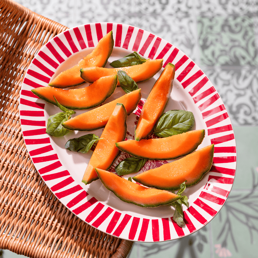 Le plat de présentation, en rouge carmin