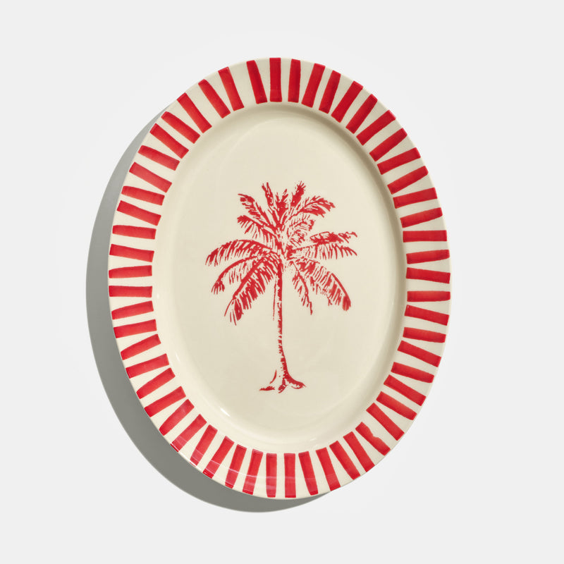 Le plat de présentation, en rouge carmin