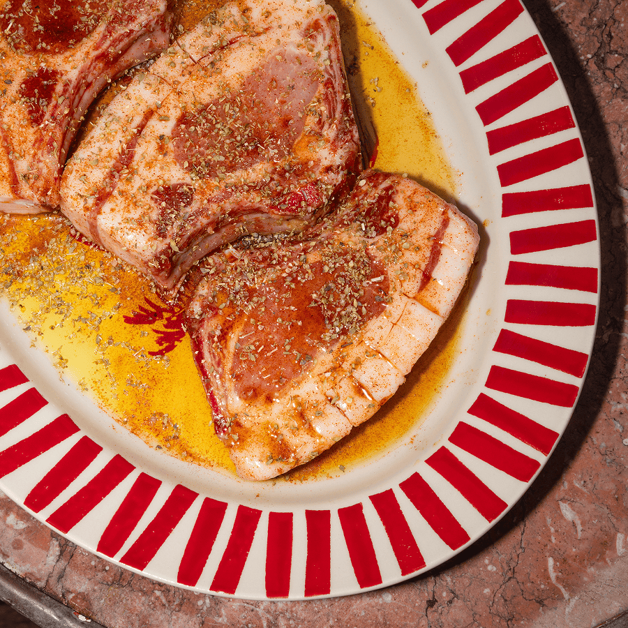 Le plat de présentation, en rouge carmin