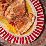 Le plat de présentation, en rouge carmin