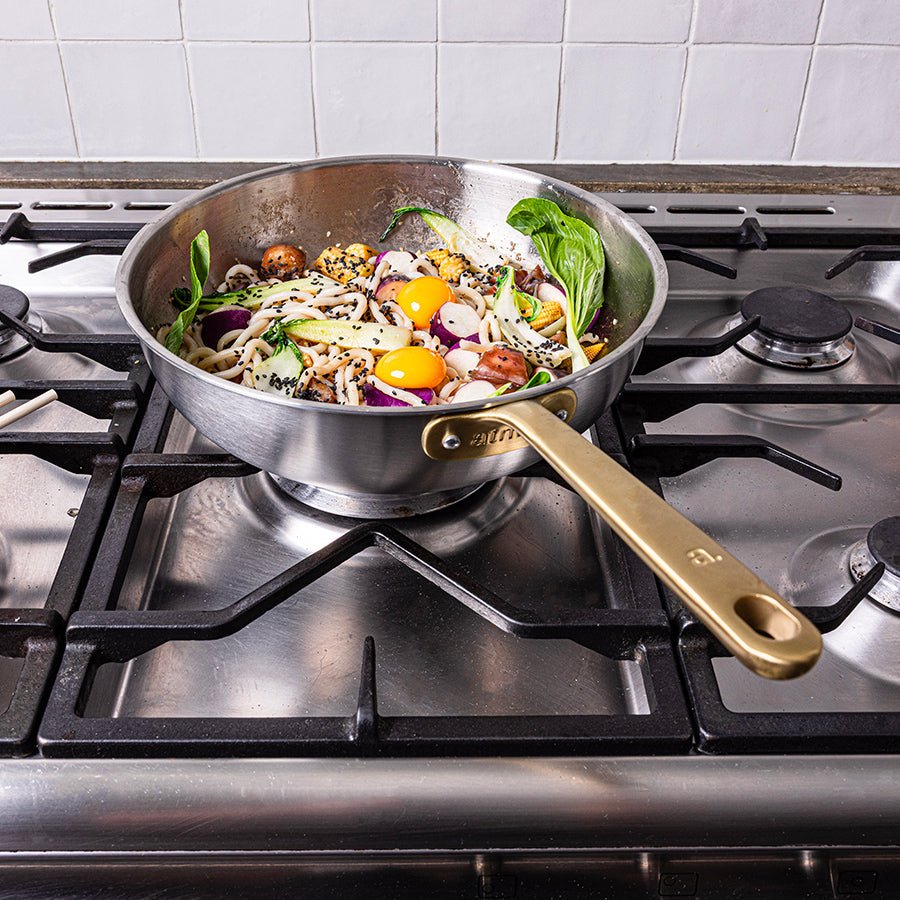 The Wok en inox, manche doré - 28 cm